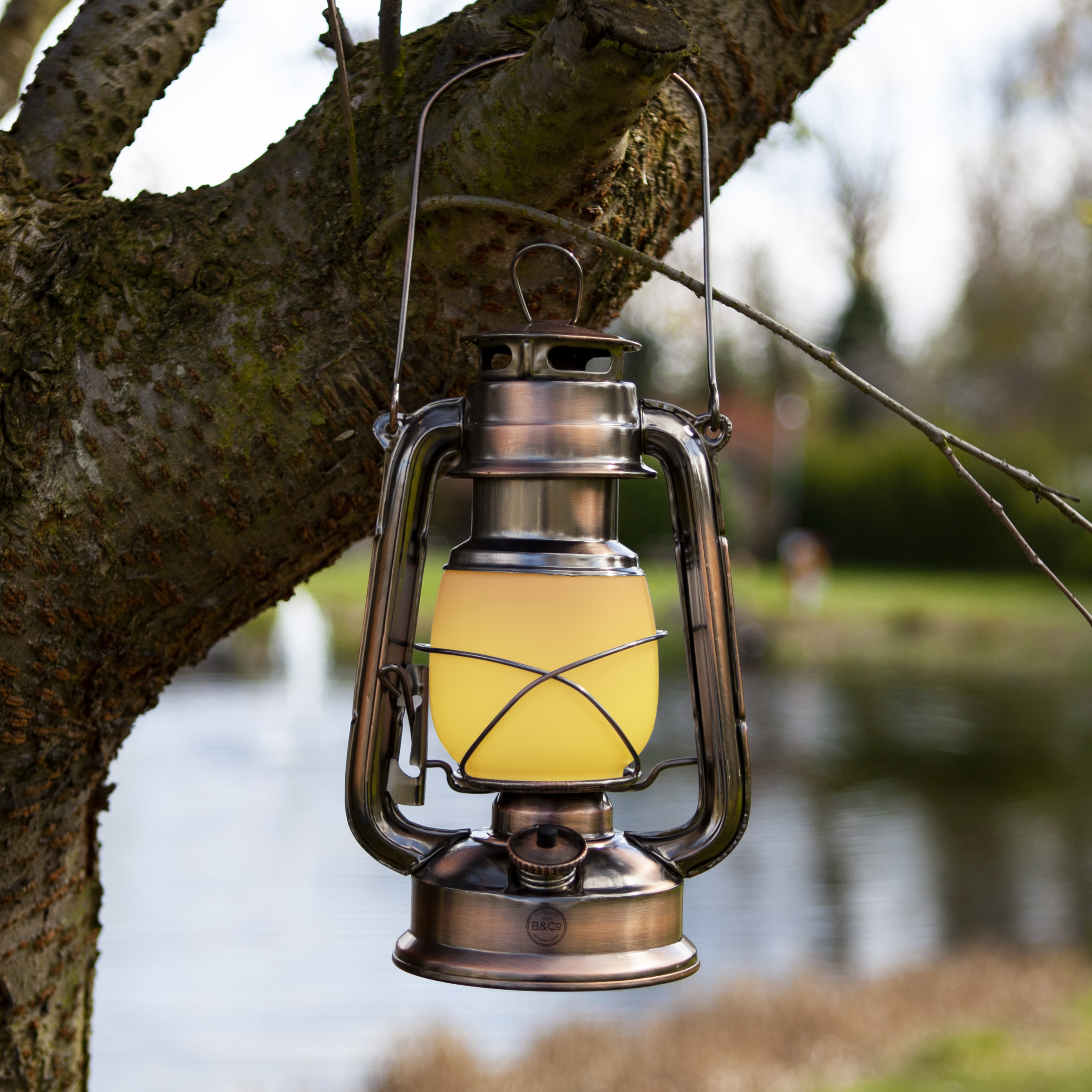 B&Co Hurricane Lantern warm glow